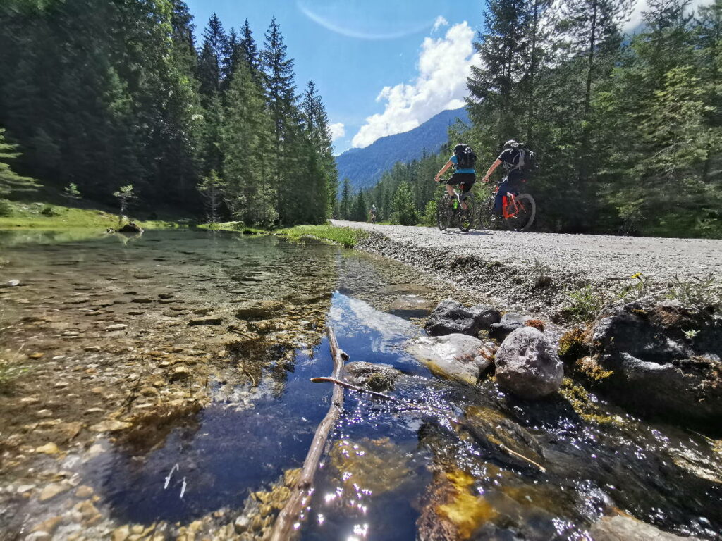 Mountainbiken zwischen glasklarem Wasser und den Bergen - das ist Mountainbike Urlaub für mich